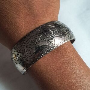 Western Floral Design Silver Tone Metal Cuff Bracelet